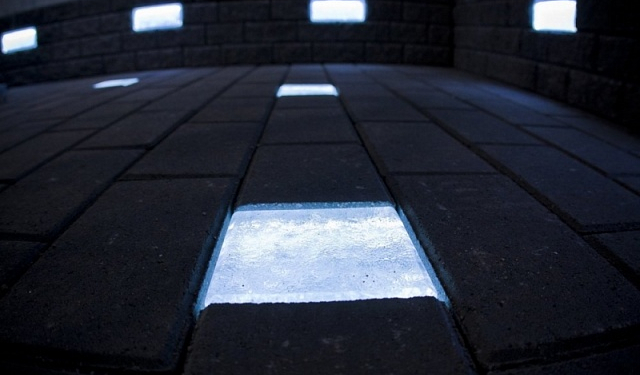 Студенты из Харькова разработали тротуарную плитку, которая накапливает днем солнечную энергию и светится ночью (ФОТО)