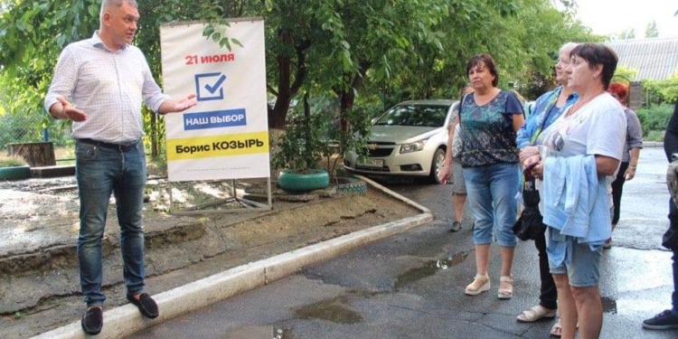 «Раз он пообещал – значит сделает», – жители Заводского района на встречах с Козырем (ФОТО)