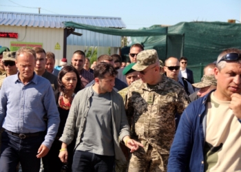 Зеленский и Туск в Станице Луганской зашли вглубь зоны разведения (ФОТО)