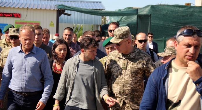 Зеленский и Туск в Станице Луганской зашли вглубь зоны разведения (ФОТО)