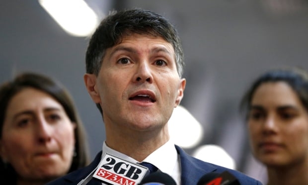 В Австралии министр сломал руку во время армрестлинга с генпрокурором