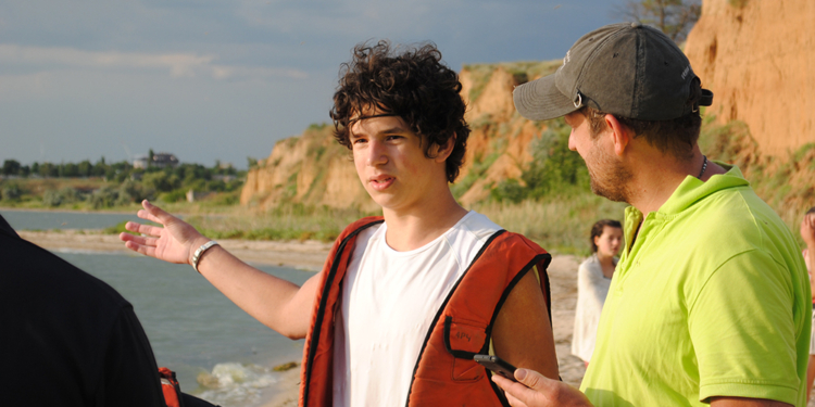 Неподалеку от Николаева спасатели выручили подростка на каяке, которого сильный ветер отнес далеко от берега (ФОТО)