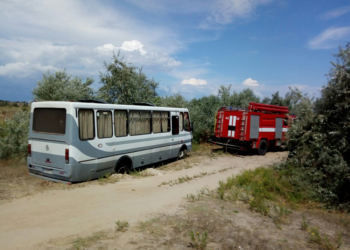Эх, дороги… Спасателям Николаевщины пришлось вытаскивать с бездорожья автобус с пассажирами и две легковушки (ФОТО)