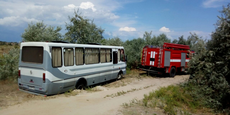 Эх, дороги… Спасателям Николаевщины пришлось вытаскивать с бездорожья автобус с пассажирами и две легковушки (ФОТО)