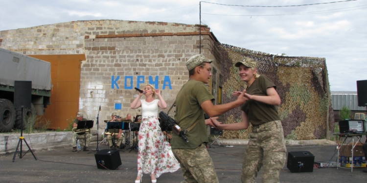 Миколаївський військово-патріотичний проект «Армія з народом» розпочав гастролі у зоні проведення ООС (ФОТО)