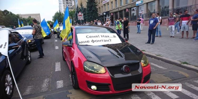 Около сотни водителей, недовольных состоянием дорог, устроили акцию протеста в центре Николаева (ФОТО)