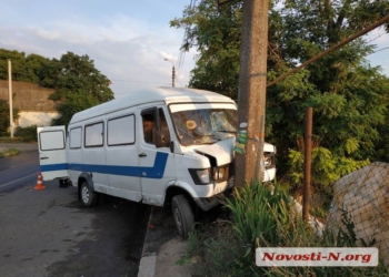 В Николаеве «Мерседес» врезался в столб — пострадали водитель и 4-летняя девочка (ФОТО)
