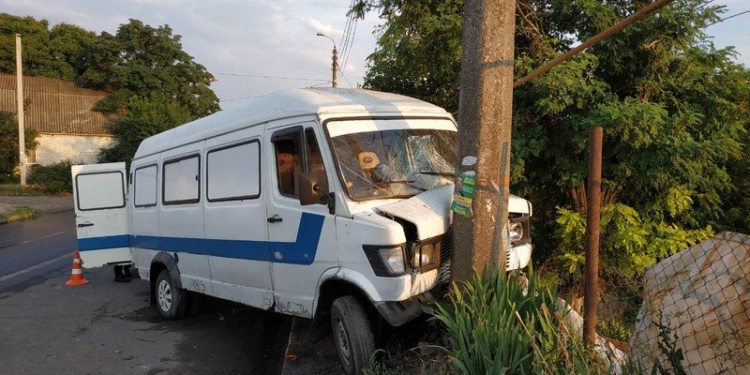 В Николаеве «Мерседес» врезался в столб — пострадали водитель и 4-летняя девочка (ФОТО)
