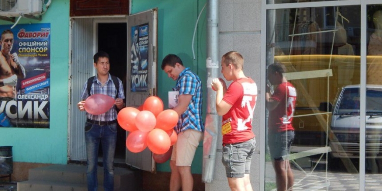 В Николаеве избили агитаторов партии Шария (ВИДЕО)