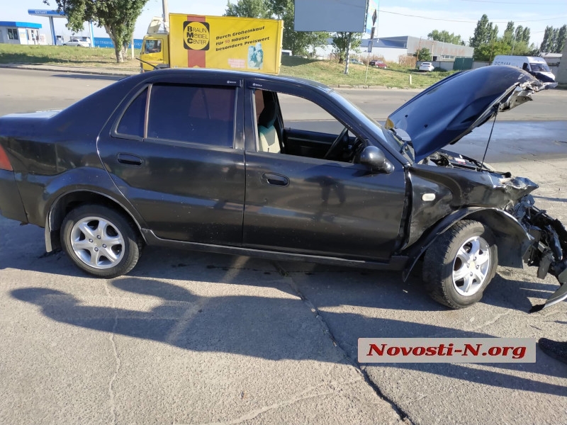 Машина без водителя устроила ДТП в Николаеве 3