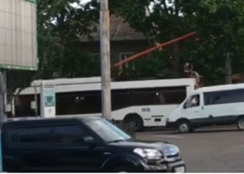В Николаеве подросток, рискуя жизнью, проехался на крыше троллейбуса (ВИДЕО)