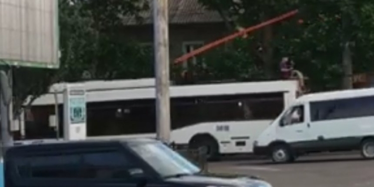 В Николаеве подросток, рискуя жизнью, проехался на крыше троллейбуса (ВИДЕО)