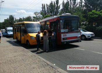 В Николаеве троллейбус на остановке въехал в маршрутку (ФОТО)