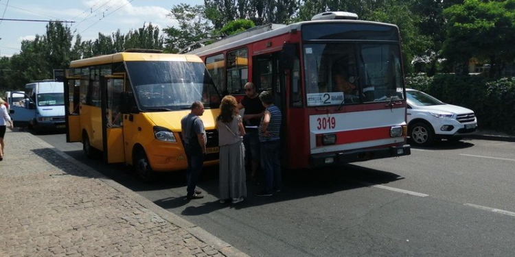 В Николаеве троллейбус на остановке въехал в маршрутку (ФОТО)