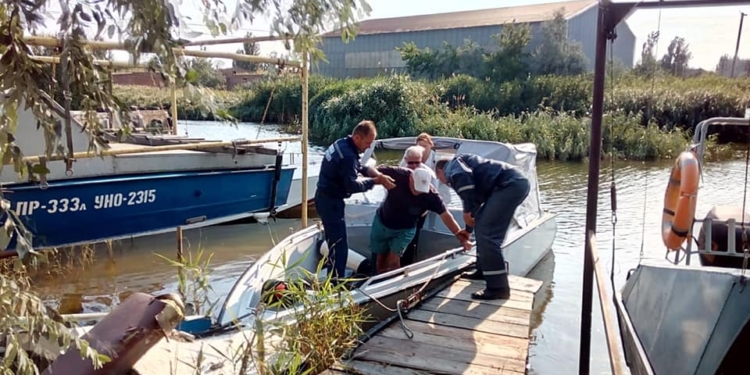 Спасатели Николаевщины вовремя доставили мужчину с гипертоническим кризом с Кинбурнской косы на материк (ФОТО)