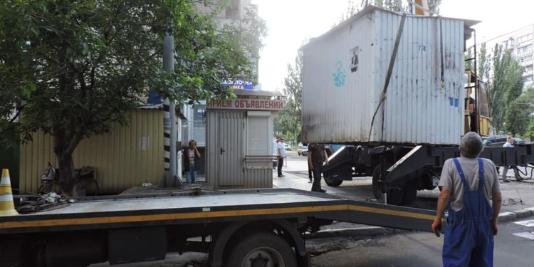 В Николаеве у Центрального рынка снесли 7 незаконных киосков (ФОТО)