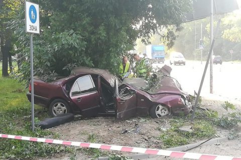 Во Львове 21-летняя девушка, скрываясь с ДТП, сбила электроопору, врезалась в дерево и погибла 1