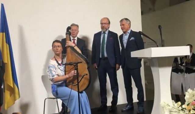 Посол Франции Дюмон сыграла на бандуре “Реве та стогне Дніпр широкий” (ВИДЕО)