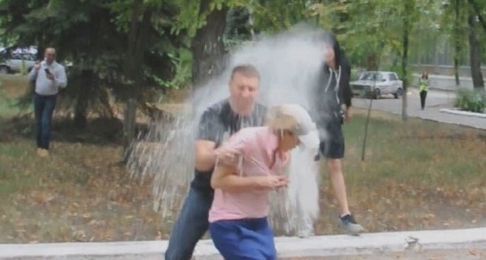 Королевскую обсыпали мукой в Славянске (ВИДЕО)