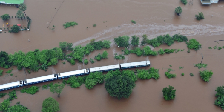 В Индии паводок утопил  пассажирский поезд
