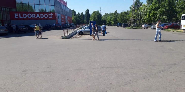 В Николаеве с парковки у «Велмарта» убрали три самовольно возникших киоска (ФОТО)