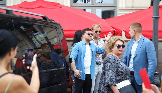 Неофициальный визит: Зеленский эконом-классом прилетел в Одессу и посетил концерт “Лиги смеха” (ФОТО)