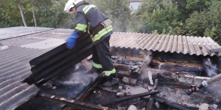 Ночью в Первомайске горела «семерка», а во Врадиевке – два гаража (ФОТО)