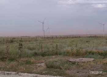Село под Николаевом накрыло пылью красного шлама с НГЗ из-за сильного ветра (ФОТО)