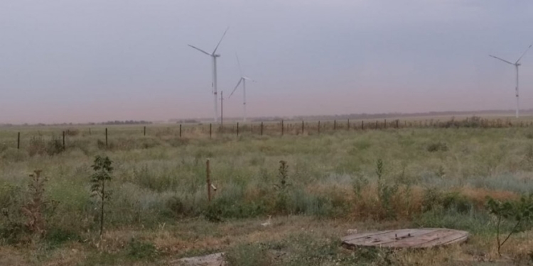 Село под Николаевом накрыло пылью красного шлама с НГЗ из-за сильного ветра (ФОТО)
