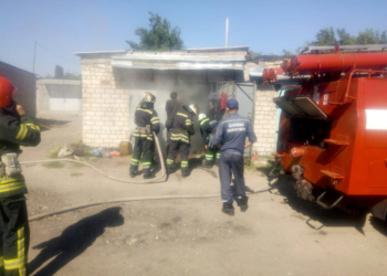 Закурил и устроил пожар: в Николаеве спасатели потушили гараж