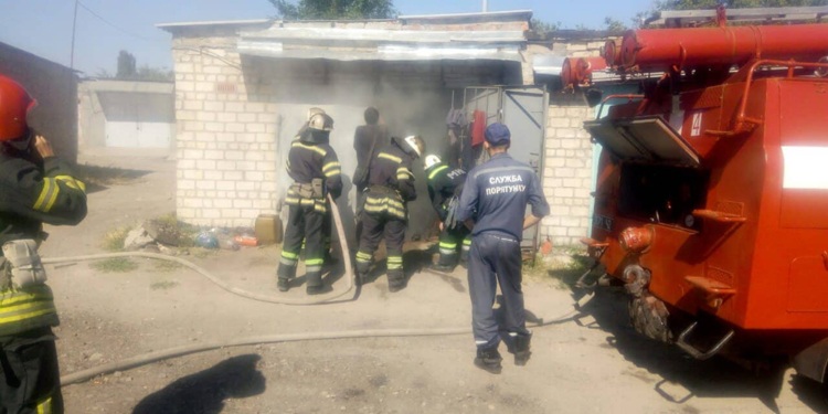 Закурил и устроил пожар: в Николаеве спасатели потушили гараж