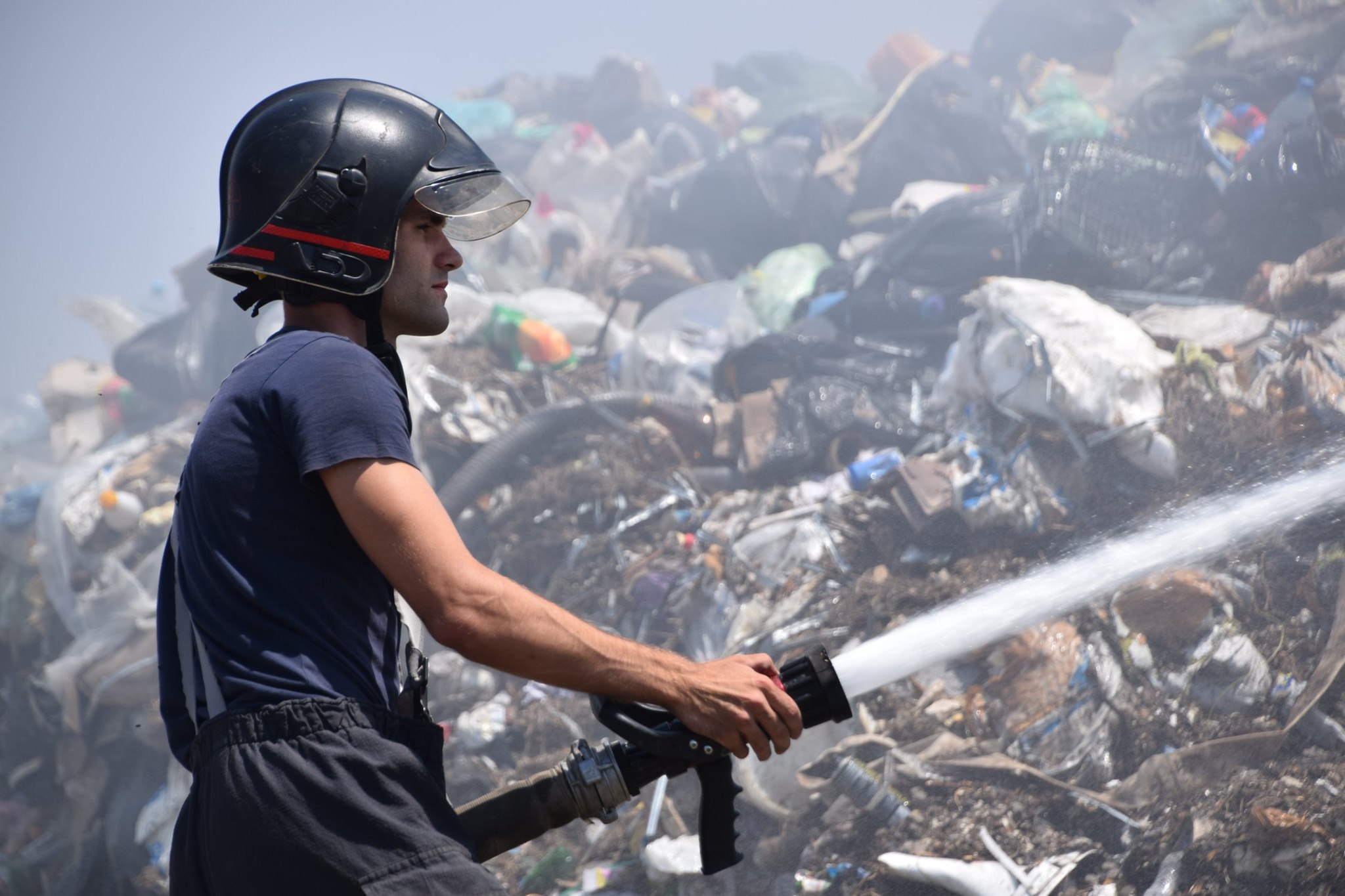 Масштабный пожар на свалке в Березанском районе продолжается уже более суток (ФОТО, ВИДЕО)