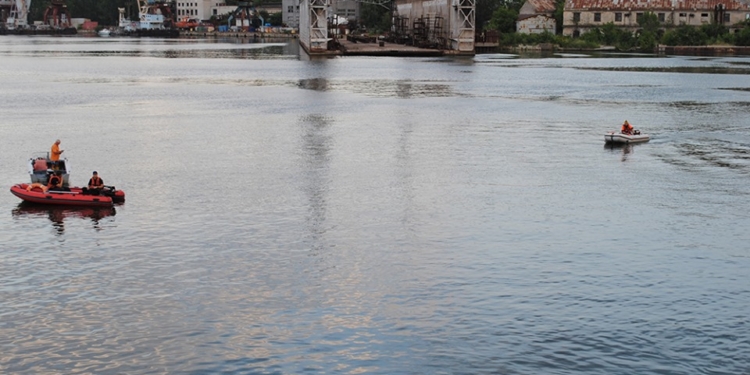 Спасатели нашли тело мужчины, утонувшего в Николаеве возле пешеходного моста