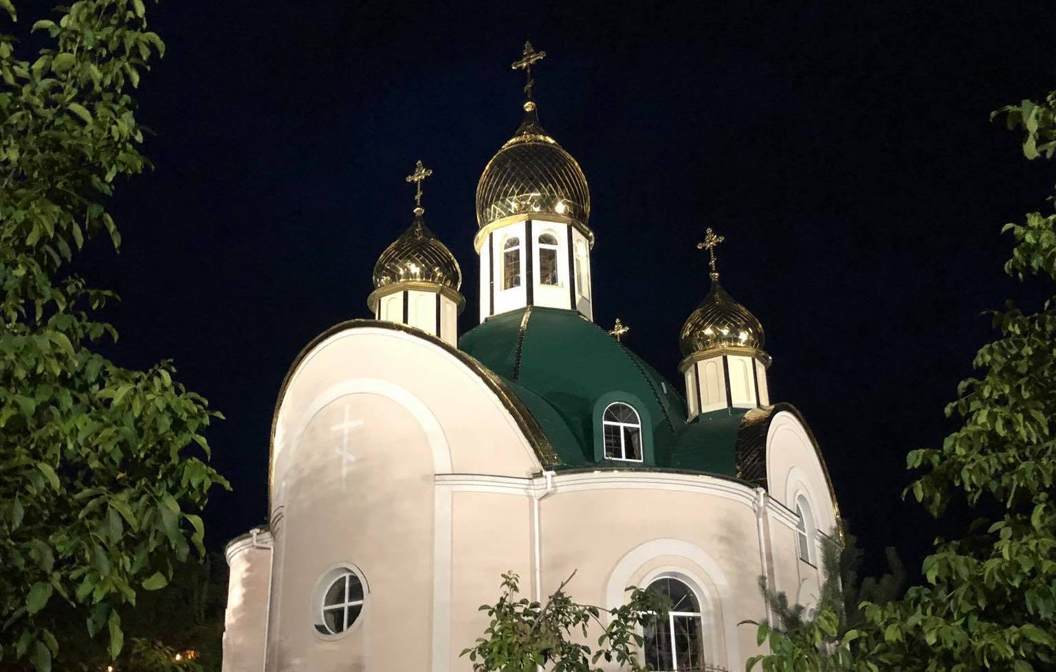 Более комфортно и безопасней по вечерам. На Спасском спуске старые лампы заменили на LED-светильники (ФОТО)