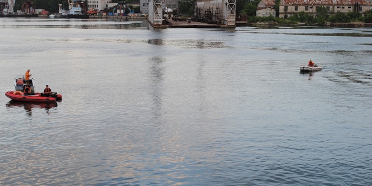 В Николаеве спасатели продолжили поиски на реке Ингул, где накануне исчез молодой человек (ФОТО)