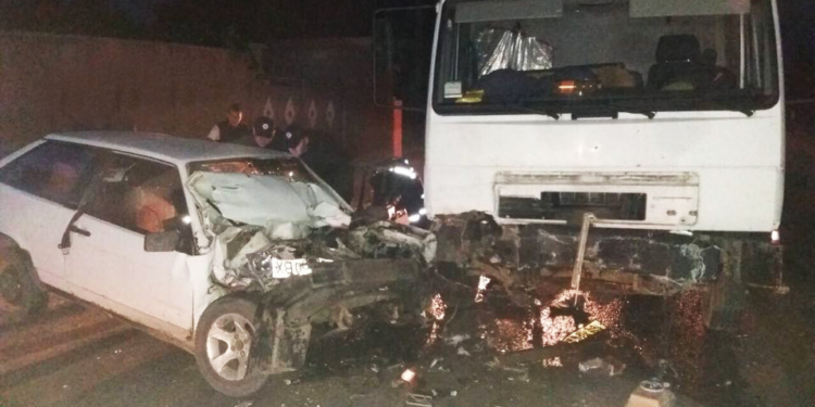 На Николаевщине водителя “восьмерки” после столкновения с грузовиком, вырезали из салона спасатели (ФОТО)