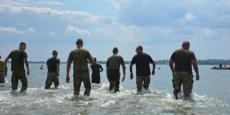 Николаевские десантники готовятся к учениям с парашютными прыжками в воду (ФОТО)
