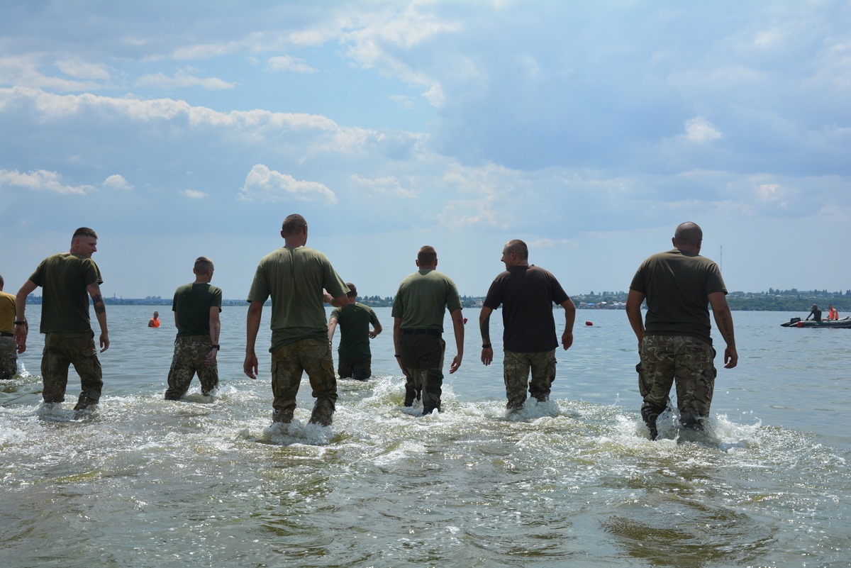 Николаевские десантники готовятся к учениям с парашютными прыжками в воду (ФОТО)