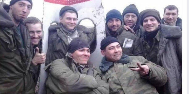 “Радостные лица и лайки”: офицер ВСУ показал, как боевики развлекались на обломках MH17 (ФОТО)