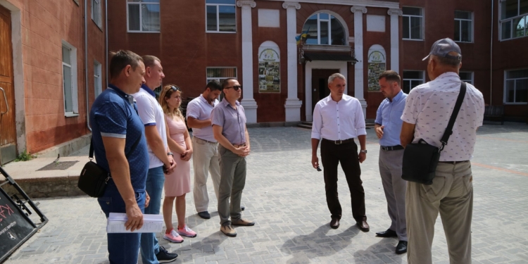 Площадь возле Дворца культуры в Корабельном районе доделают ко Дню города, а дороги возле школ №1 и №54 – до начала учебного года (ФОТО)