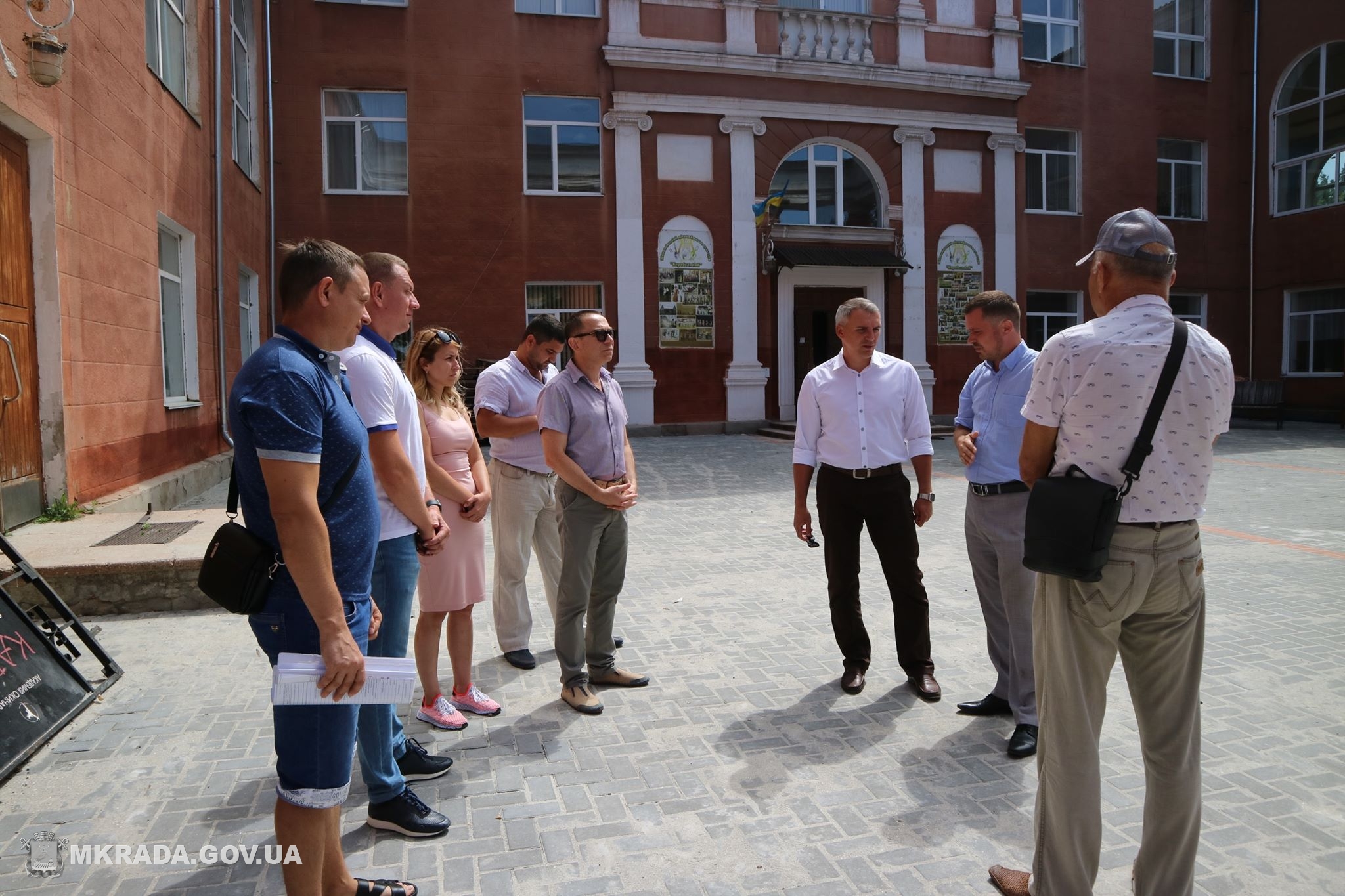 Площадь возле Дворца культуры в Корабельном районе доделают ко Дню города, а дороги возле школ №1 и №54 – до начала учебного года (ФОТО)