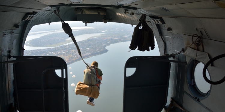 Николаевские десантники на высоком уровне отработали парашютные прыжки на воду (ФОТО)