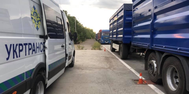 «Странные у нас люди»: под Николаевом владелец грузовика весом 50 тонн попытался «хитро» уйти от весового контроля (ФОТО)