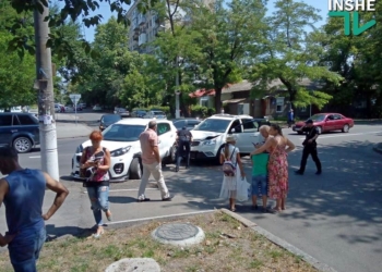 В центре Николаева на перекрестке столкнулись две легковушки