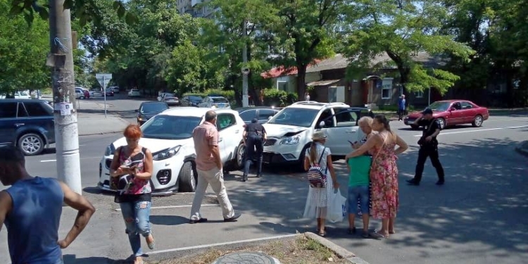 В центре Николаева на перекрестке столкнулись две легковушки