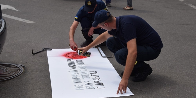 «Не паркуй машину на пожарном гидранте»: николаевские спасатели обратились к автовладельцам с помощью надписей (ФОТО)