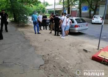 В Николаеве полиция изъяла пистолет у группы парней возле избирательного участка (ФОТО)