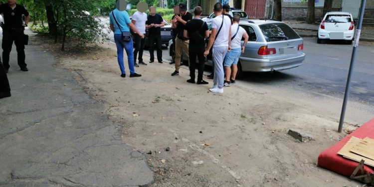 В Николаеве полиция изъяла пистолет у группы парней возле избирательного участка (ФОТО)