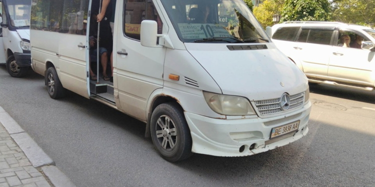 Водитель николаевской маршрутки выгнал бабушку за то, что она забыла пенсионное удостоверение