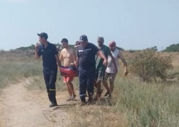 Спасатели доставили с Березани охранника, сломавшего позвоночник (ВИДЕО, ФОТО)